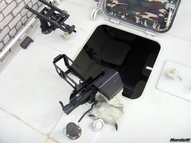 Cтойки для крепления установок с пулеметом и автоматическим гранатометом. 