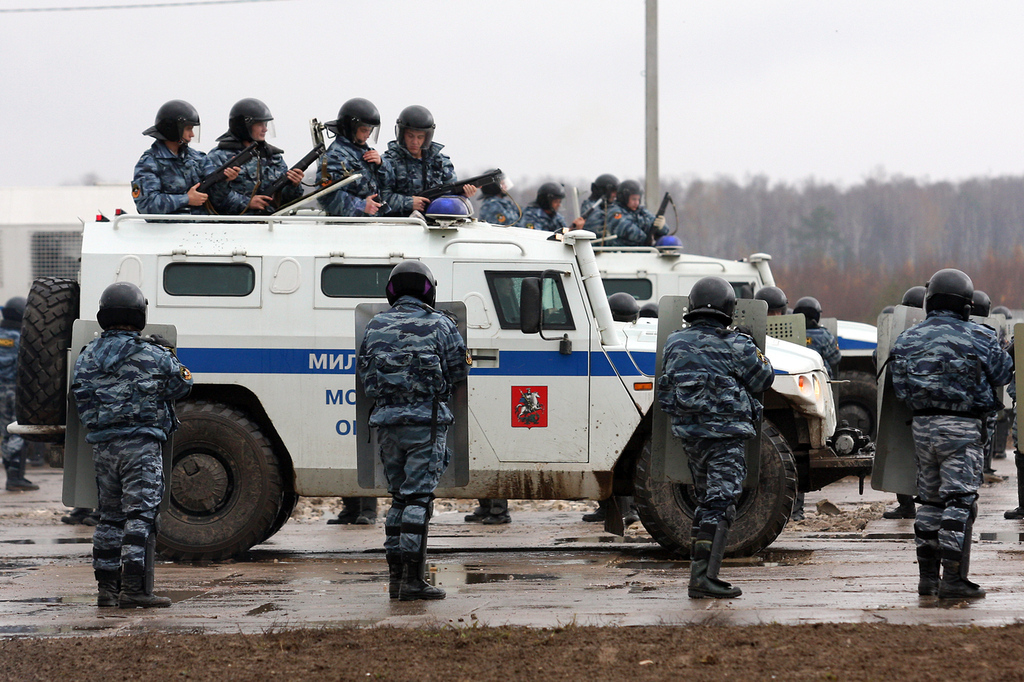 Moscow_OMON_SPM-1_vehicle_during_antiriot_training